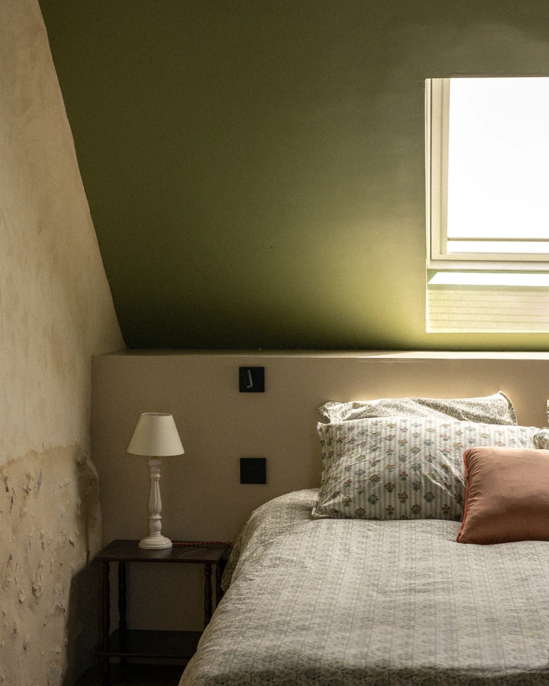 La chambre d'Utrecht, son rampant vert et son coussin corail