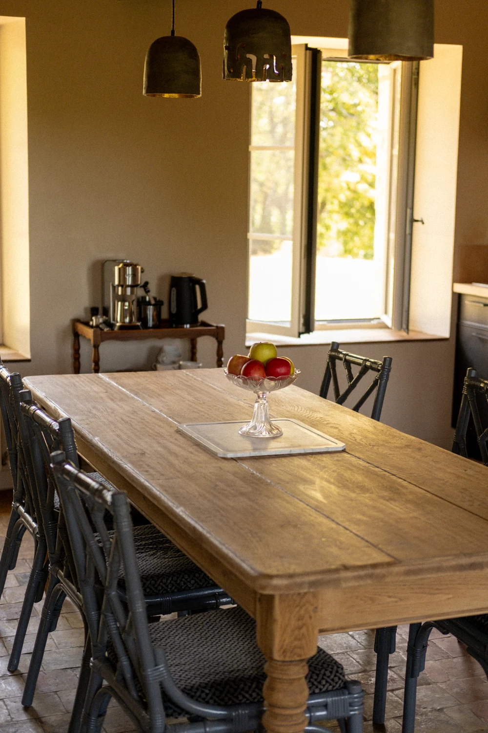 La grande table de ferme et la cuisine