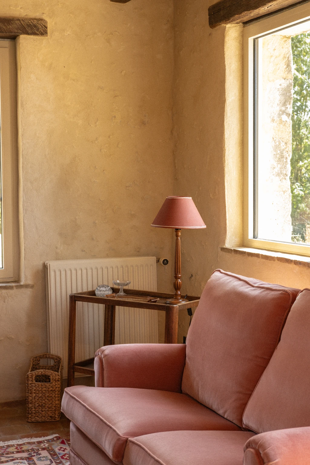 Le salon, canapés de velours vieux rose et murs à la chaux